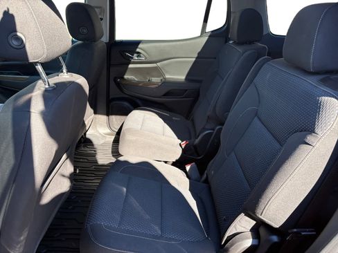 Used 2023 GMC Acadia SLE image 16