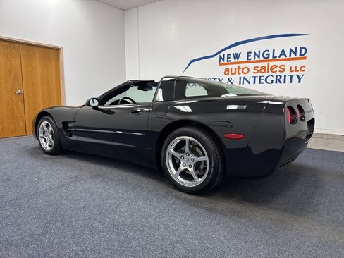 Used 2003 Chevrolet Corvette Coupe w/ Preferred Equipment Group RWD image 2