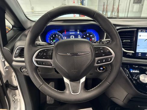 Used 2025 Chrysler Pacifica Select FWD image 5