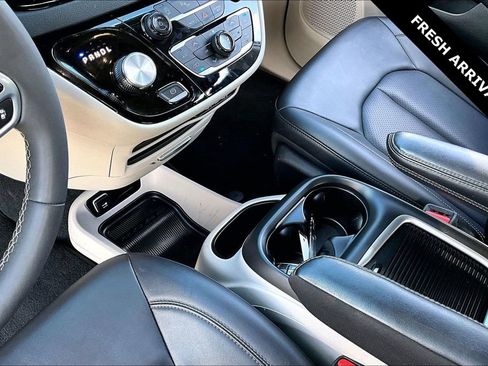 Used 2024 Chrysler Pacifica Touring-L image 17