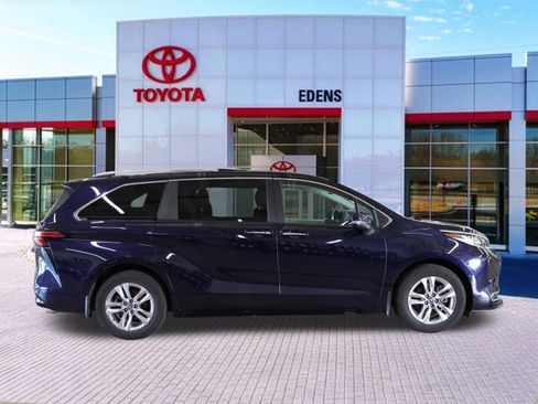 Used 2023 Toyota Sienna Limited AWD/4WD image 2