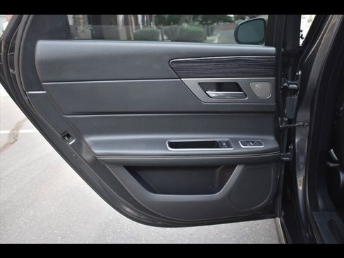 Used 2016 Jaguar XF S image 20