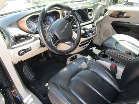 Used 2017 Chrysler Pacifica Touring-L FWD image 8