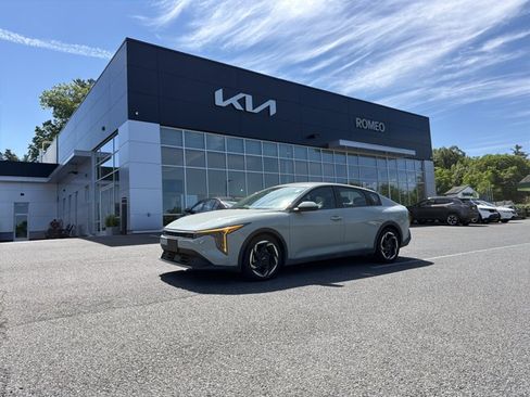Certified 2025 Kia K4 EX FWD image 1