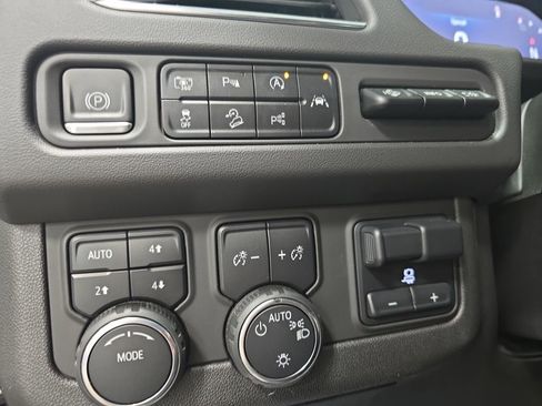 Used 2023 Chevrolet Tahoe Premier w/ Advanced Technology Package image 28