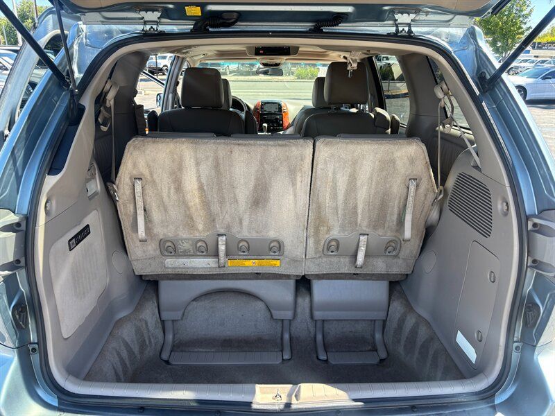 Used 2010 Toyota Sienna XLE FWD image 11