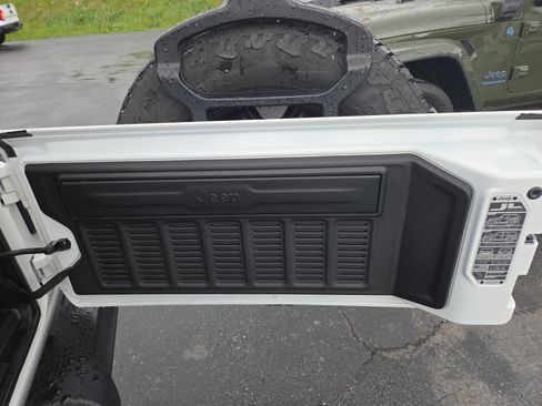 Used 2024 Jeep Wrangler Sport AWD/4WD image 29