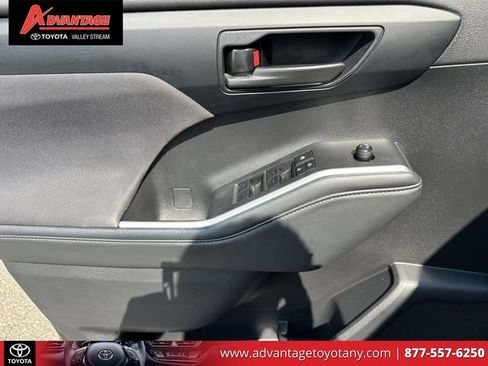 Used 2023 Toyota Highlander LE FWD image 21