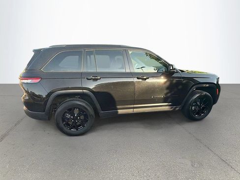 Used 2024 Jeep Grand Cherokee Altitude AWD/4WD image 3