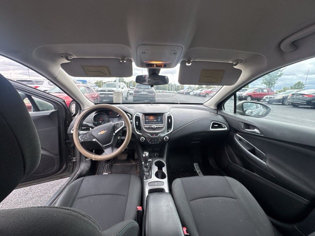 Used 2017 Chevrolet Cruze LT FWD image 3