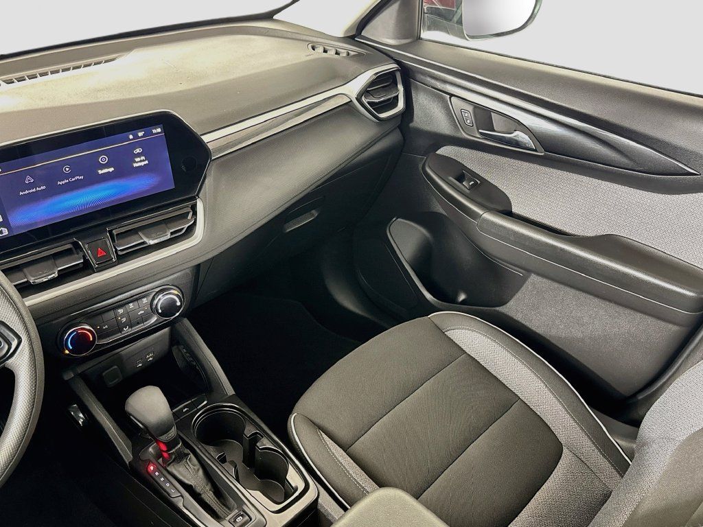 Used 2025 Chevrolet TrailBlazer LT FWD image 23