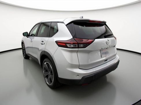 Used 2025 Nissan Rogue SV image 6