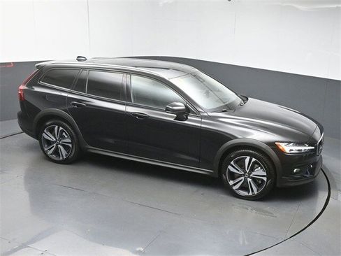 Certified 2024 Volvo V60 B5 Cross Country Plus image 39