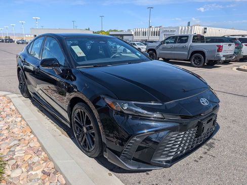 Used 2025 Toyota Camry SE FWD image 4