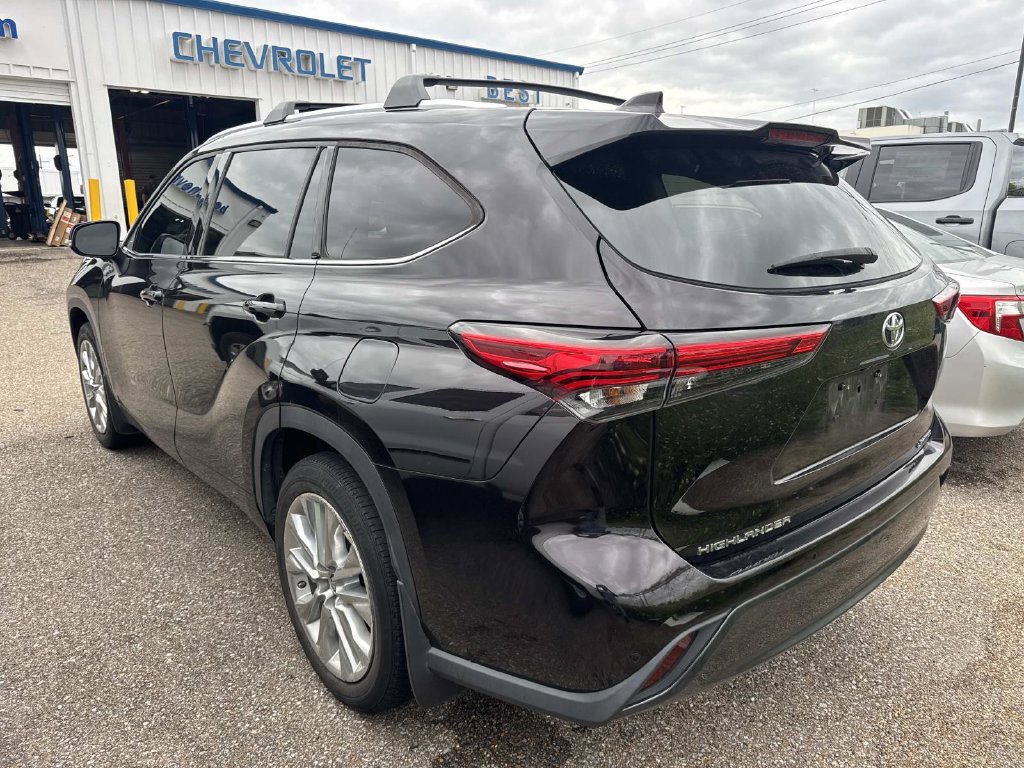 Used 2020 Toyota Highlander Limited FWD image 9