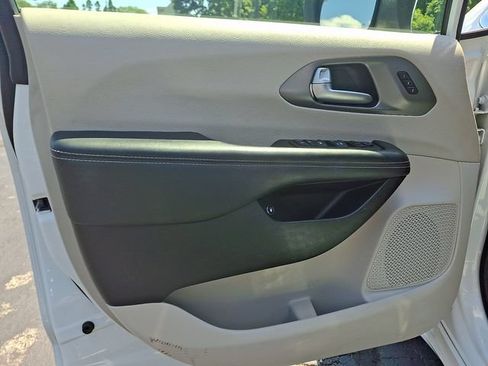 Used 2023 Chrysler Pacifica Touring-L FWD image 13