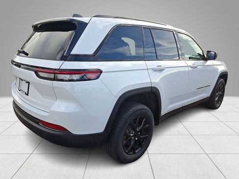 Used 2024 Jeep Grand Cherokee Altitude AWD/4WD image 5