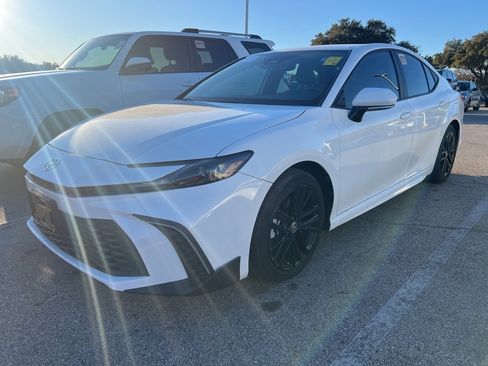 Used 2025 Toyota Camry SE image 1