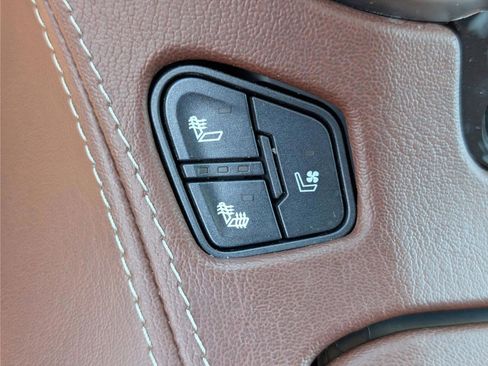 Used 2018 Chevrolet Suburban Premier AWD/4WD image 32