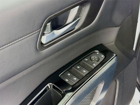 Used 2025 Nissan Pathfinder SL AWD/4WD image 18