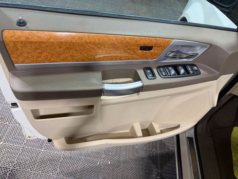 Used 2008 Chrysler Town & Country Limited w/ Entertainment Group #3 FWD image 23