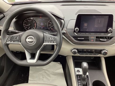 Used 2025 Nissan Altima 2.5 SV image 18