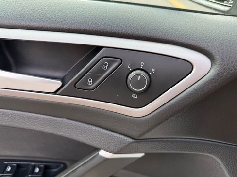 Used 2016 Volkswagen e-Golf SE w/ DC Fast Charging Package image 15