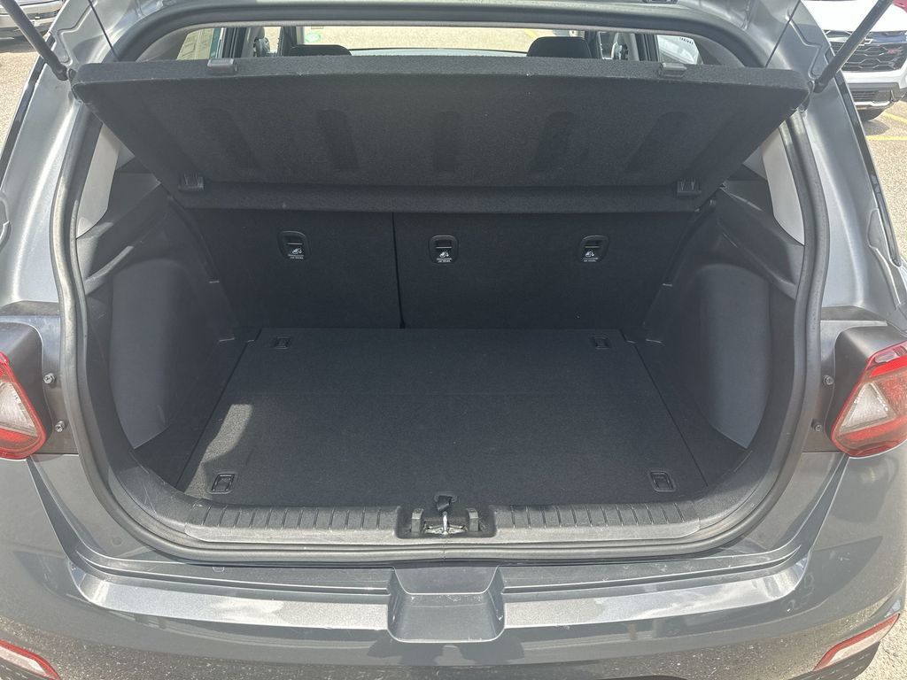 Used 2025 Hyundai Venue SEL FWD image 24