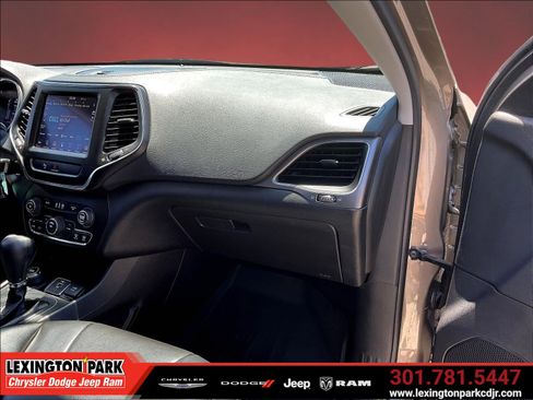 Used 2020 Jeep Cherokee Latitude w/ Quick Order Package 26F North AWD/4WD image 26