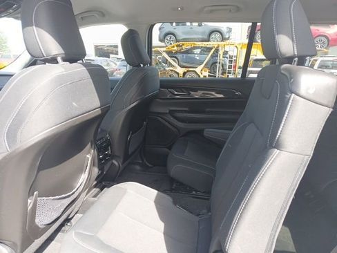 Used 2023 Jeep Grand Cherokee L Laredo image 10