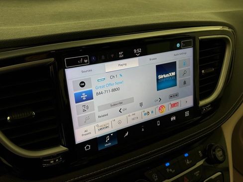 Used 2024 Chrysler Pacifica Limited image 26