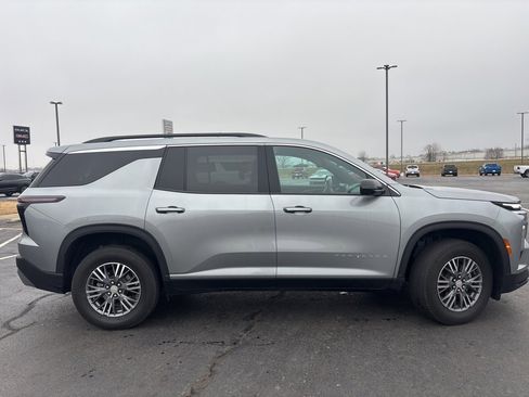 Used 2024 Chevrolet Traverse LT image 6