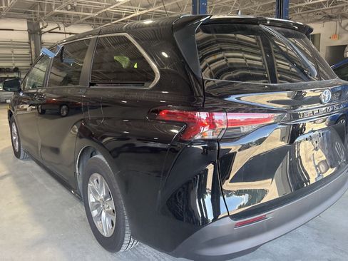 Used 2022 Toyota Sienna LE FWD image 5