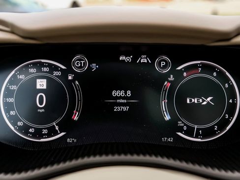 Used 2021 Aston Martin DBX image 16