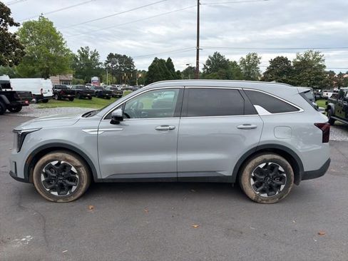 Used 2024 Kia Sorento S w/ Panoramic Sunroof Package FWD image 6