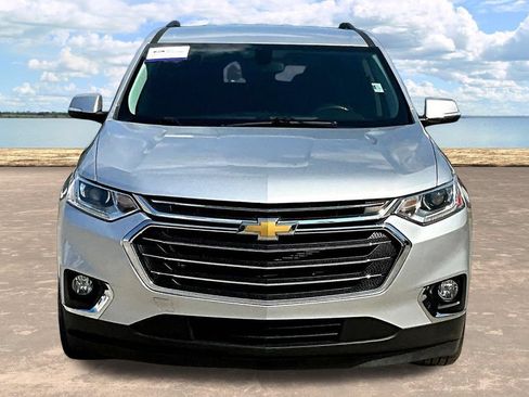 Used 2021 Chevrolet Traverse LT FWD image 2