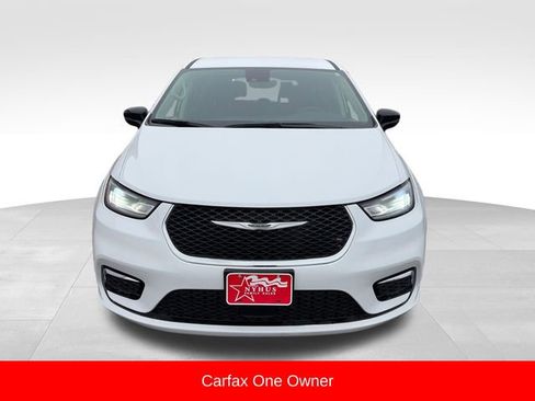 Used 2024 Chrysler Pacifica Touring-L image 2