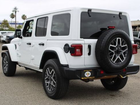 Used 2024 Jeep Wrangler Unlimited Sahara AWD/4WD image 3