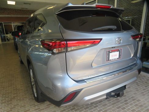 Used 2021 Toyota Highlander Platinum FWD image 6