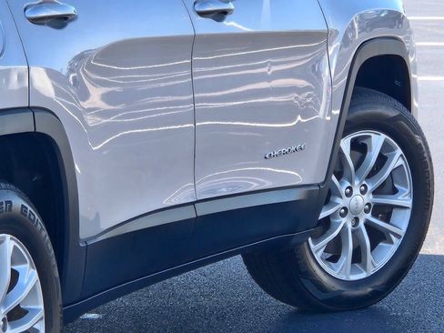 Used 2020 Jeep Cherokee Latitude AWD/4WD image 12