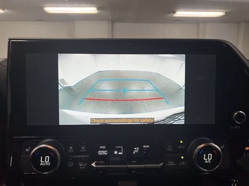 Used 2023 Toyota Highlander XLE AWD/4WD image 15
