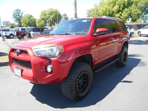 Used 2018 Toyota 4Runner SR5 AWD/4WD image 1