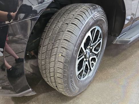 Used 2024 Ford Expedition XLT AWD/4WD image 32