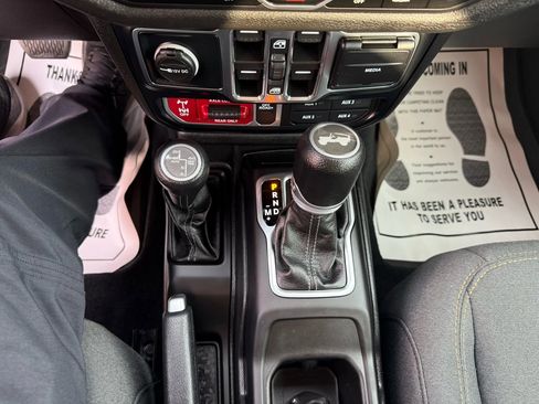 Used 2024 Jeep Wrangler Unlimited image 13