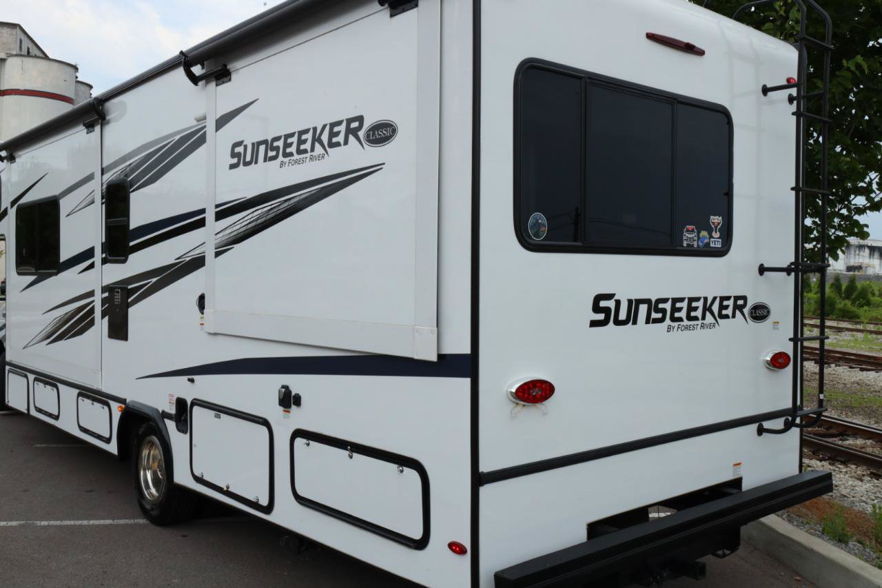 Used 2022 Ford E-450 and Econoline 450 Super Duty w/ Motorhome Prep Package RWD image 28
