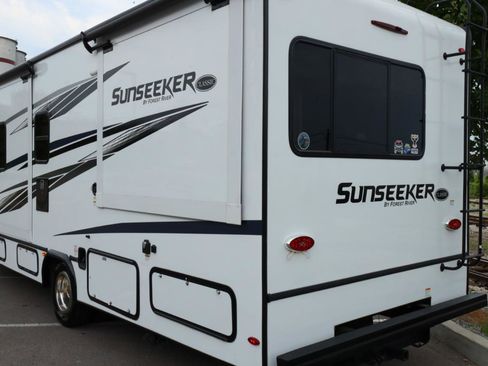 Used 2022 Ford E-450 and Econoline 450 Super Duty w/ Motorhome Prep Package RWD image 28