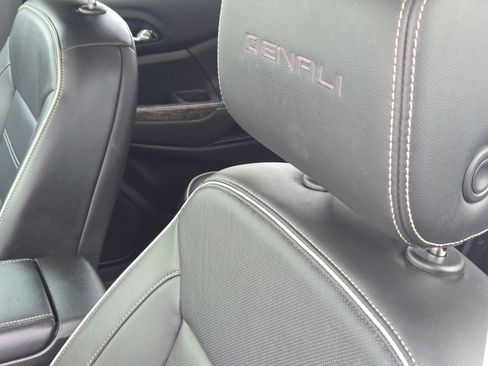 Used 2021 GMC Acadia Denali w/ Denali Technology Package image 18