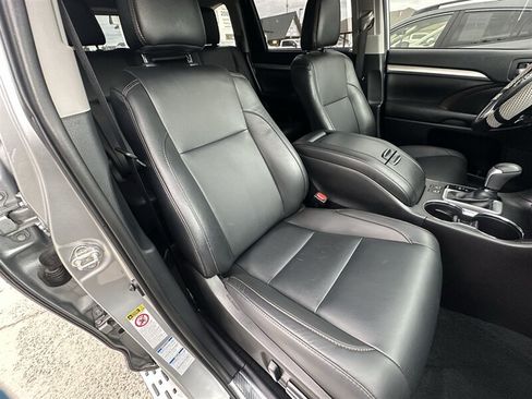 Used 2019 Toyota Highlander XLE AWD/4WD image 19