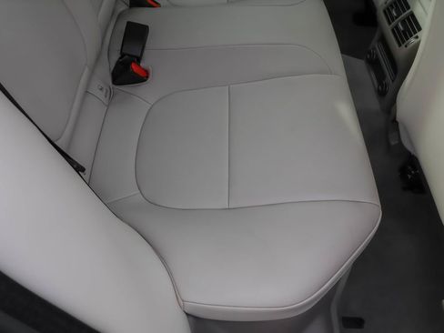 Used 2018 Jaguar XE Premium image 31