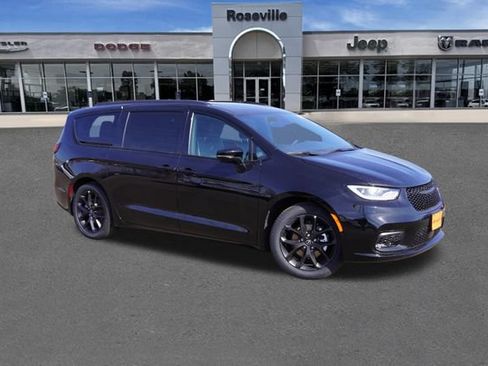 New 2026 Chrysler Pacifica Limited w/ S Appearance Package FWD image 2